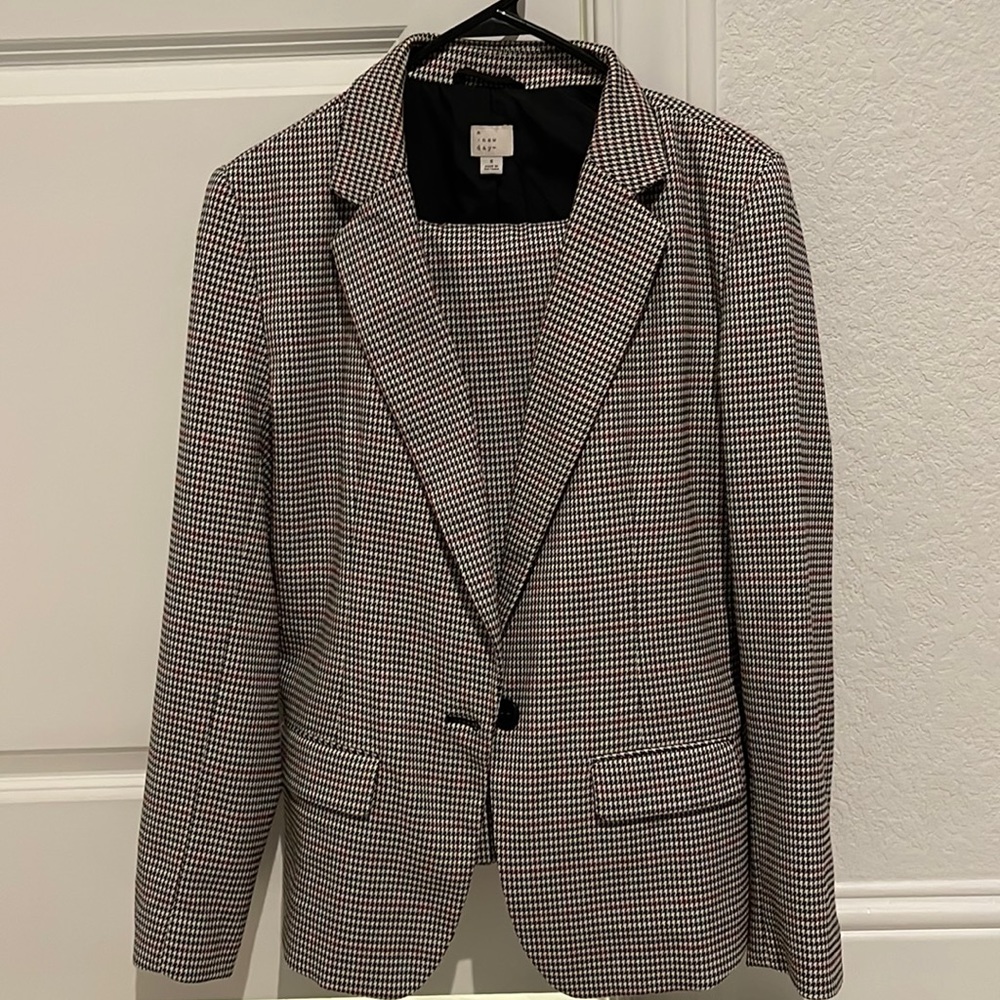 Houndstooth pant suit in Black white and burgundy.Blazer Sz 8 pants Sz 6